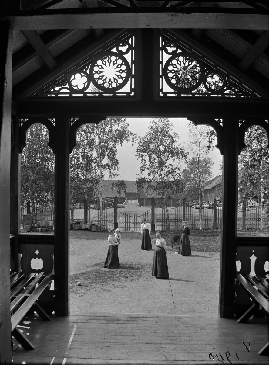 Jacob Tollesen Hoel, Hovinsholm gard, Helgøya, Ringsaker. Sveitserstil, veranda. På bildet fru Albertine Hoel (1842-1926) med tre av sine døtre. Ytre og indre gårdsplass sett fra inngangspartiet. Foto Jacob Hoel 1900.