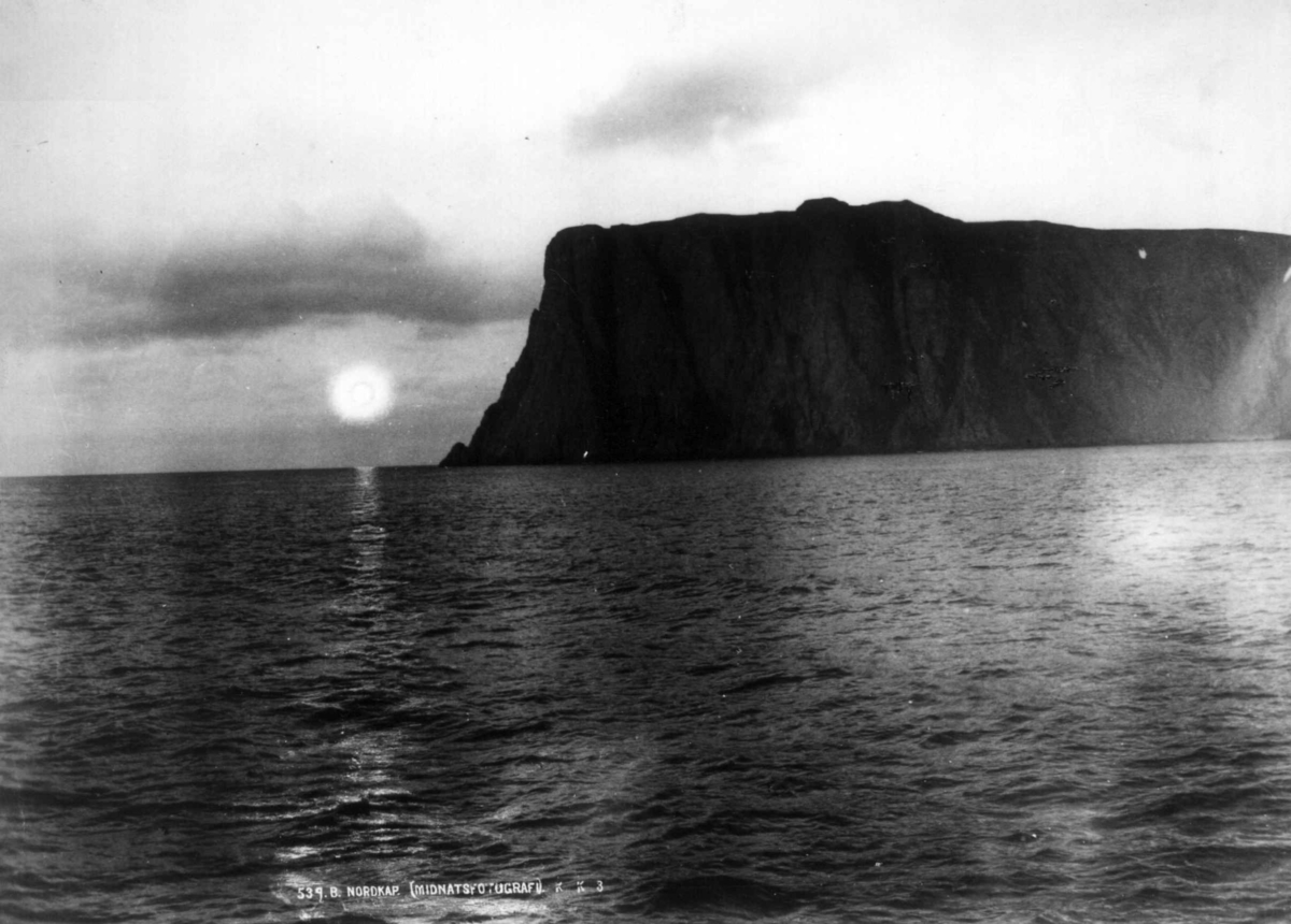 Knud Knudsen, NORDKAP. (MIDNATSFOTOGRAFI).