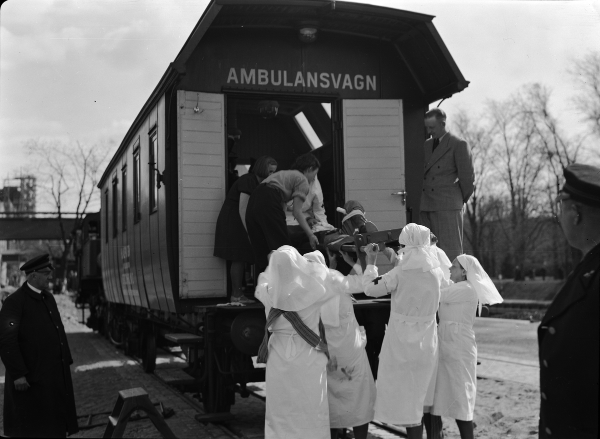 Paul Sandberg, Sjukvårdspersonal vid ambulansvagn, Uppsala september 1938