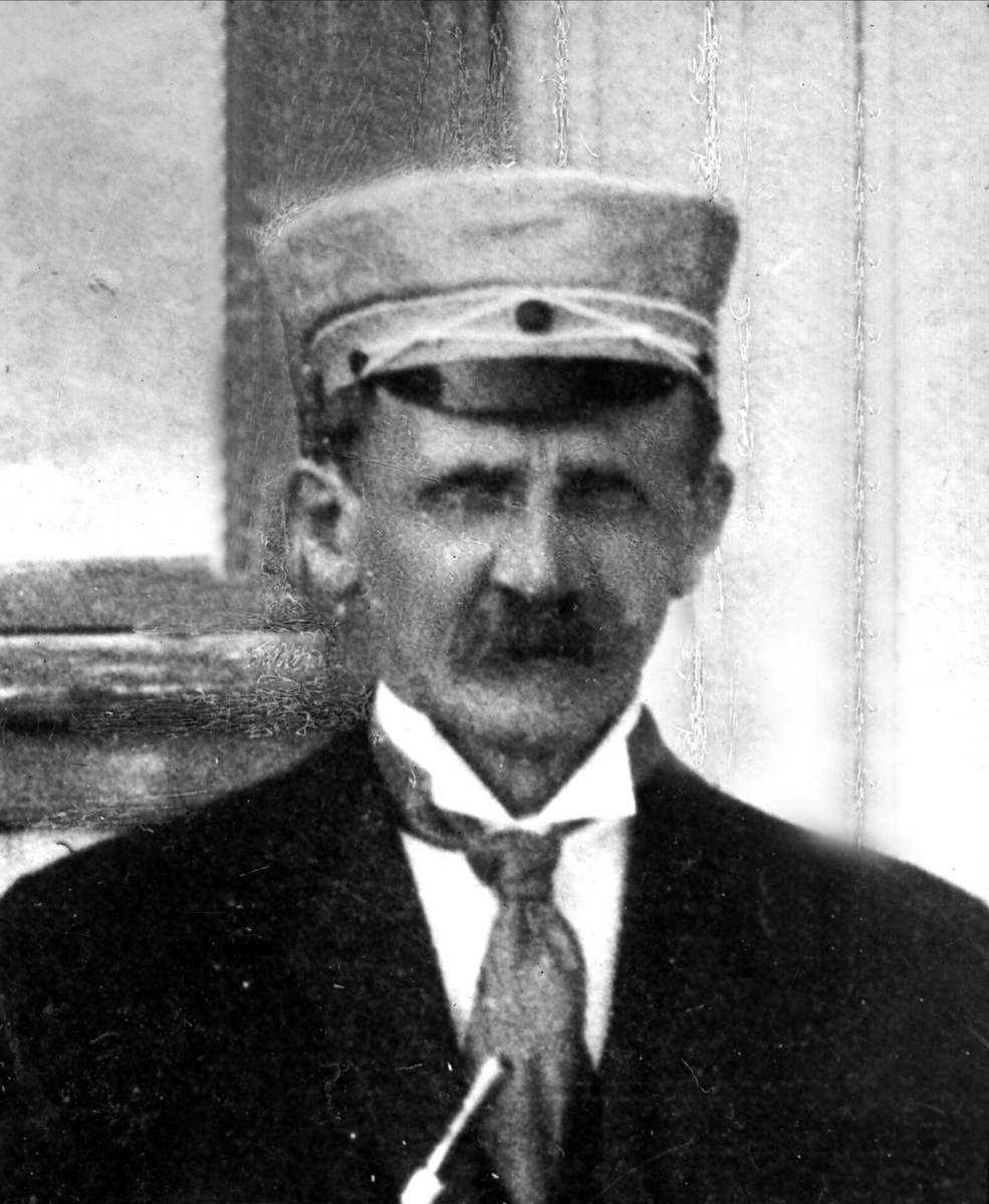 Gustav Borgen, Avfotografering, utsnitt. Mann med uniformslue, Ungdomslaget Fram. Hans Larsen.