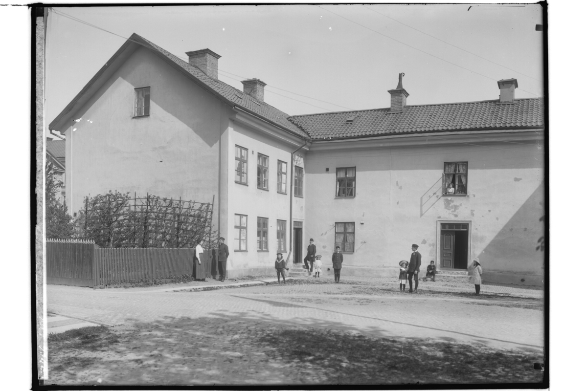 Samuel Lindskog, Two storey residential buildings and magazine. Backyard Interior, 10 people in the courtyard. Shower Axel Söderlindh.