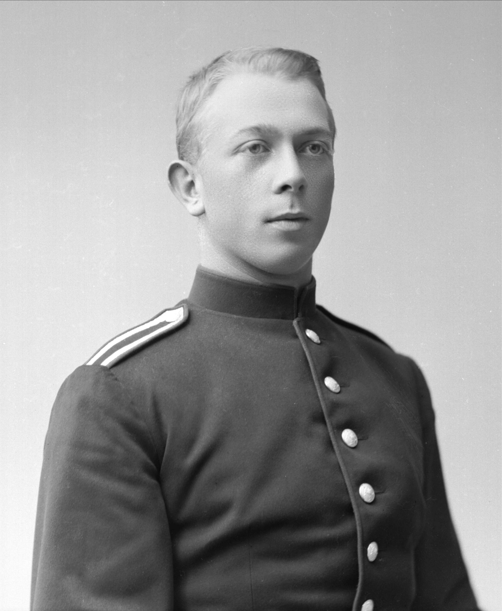 Gustav Borgen, Portrett, mann i kadettuniform.