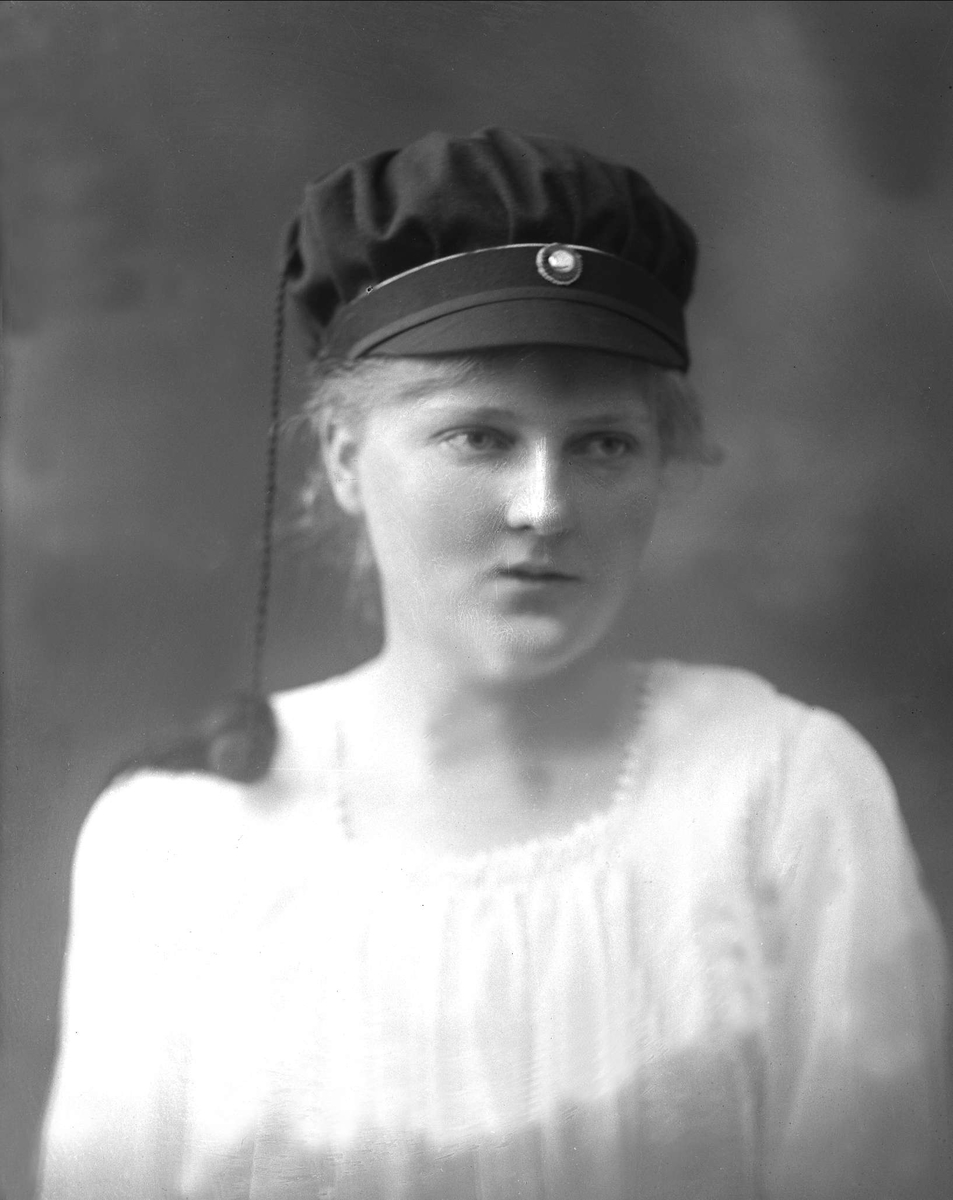 Gustav Borgen, Portrett, kvinne med studentlue. Frk Ruth Andresen.