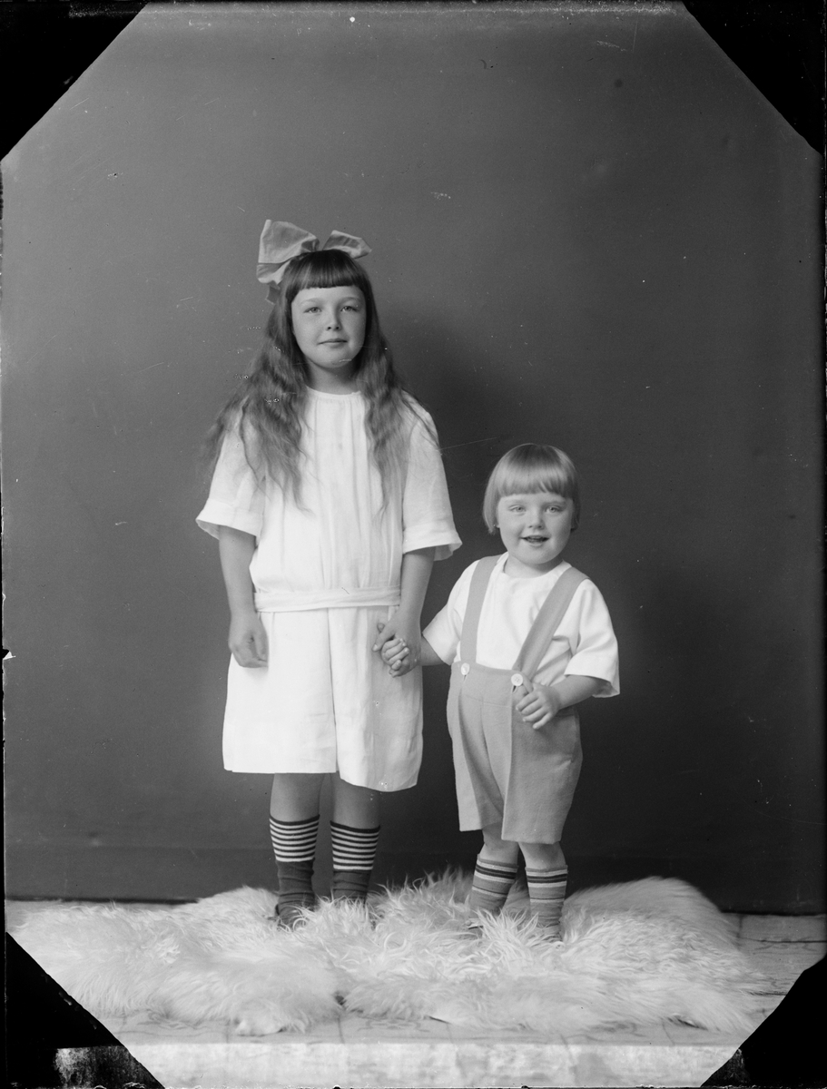 Skötsner-Edhlund, Barnporträtt - två barn, Östhammar, Uppland