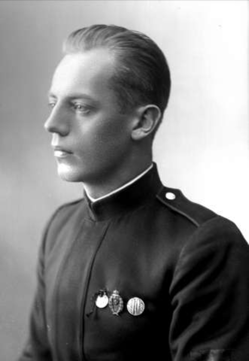 Gustav Borgen, Portrett, mann i gardistuniform. Engelhardt Olsen.