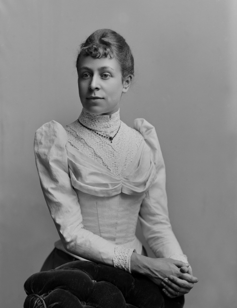 Maria Tesch, Anna Juhlin, född Krouthén Foto: Maria Tesch. Fotograferad i Maria Teschs ateljé som fanns i Linköping åren 1873 - 1936. Digitaliserad efter original glasnegativ som förvaras på Stiftsbiblioteket /Linköpings stadsbibliotek.
