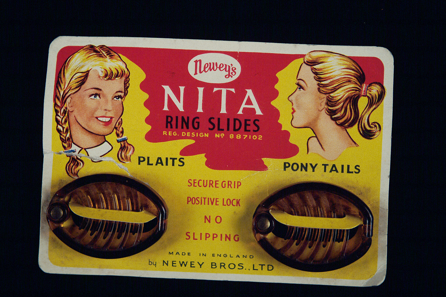 Ltd. Newey Brothers, Kaart met twee haarspelden, met "Newey's Nita Ring Slides"