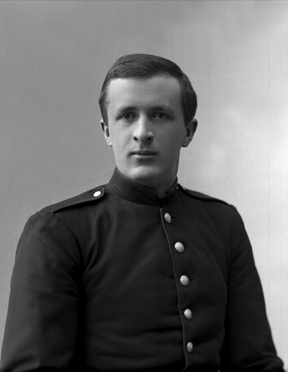 Gustav Borgen, Portrett, mann i kadettuniform.