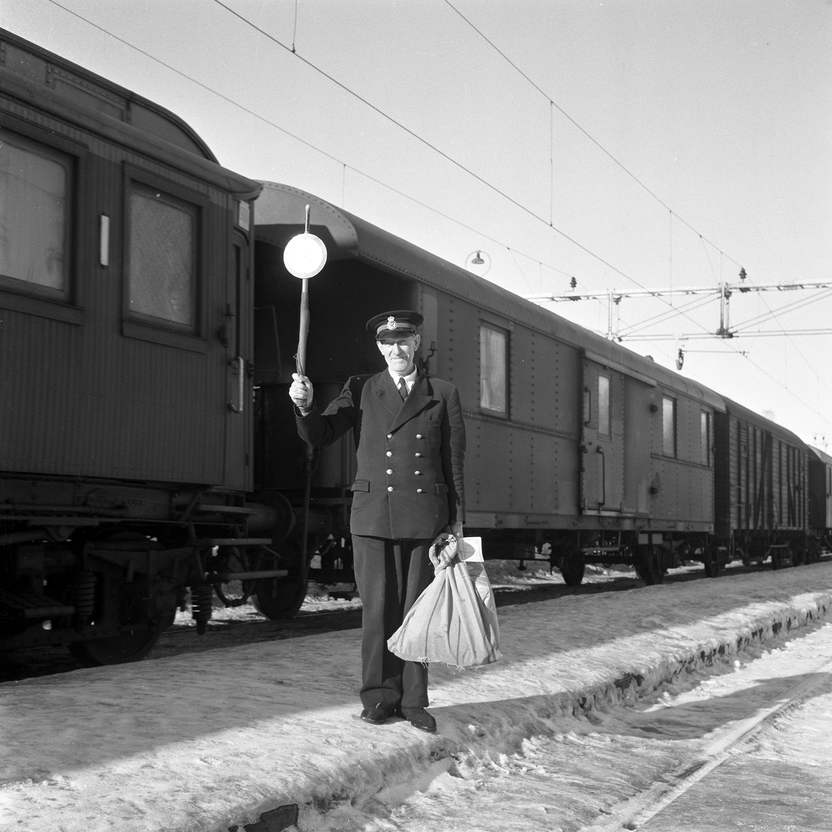 Anders Bogland, En man vid tåget. Stinsen i Sikfors, pensionerad 1959. (Rep. i Bergslagsposten)