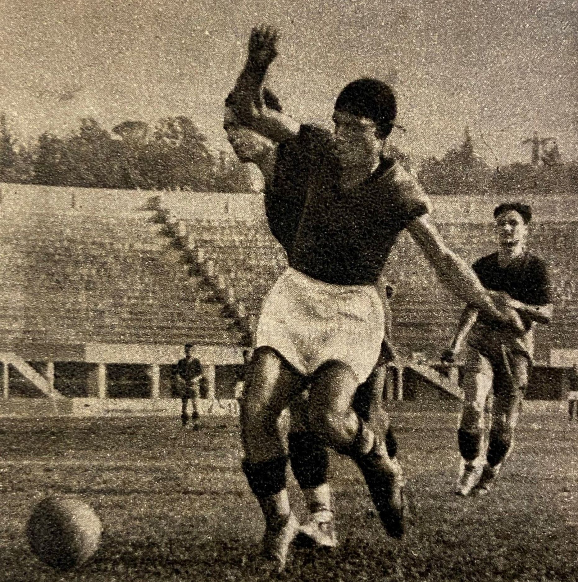 Unknown artist, Campionato di divisionale nazionale B: Un attaccante cremonese nella partita Cremonese-Pistoiese