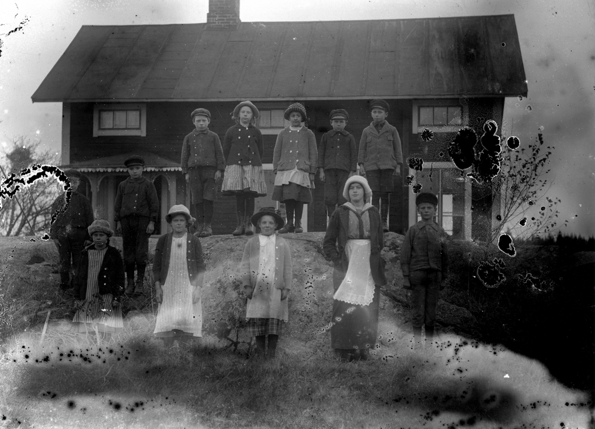 Gustaf Ferdinand Hallberg, Group image, children and teachers, school (?), building in the background.