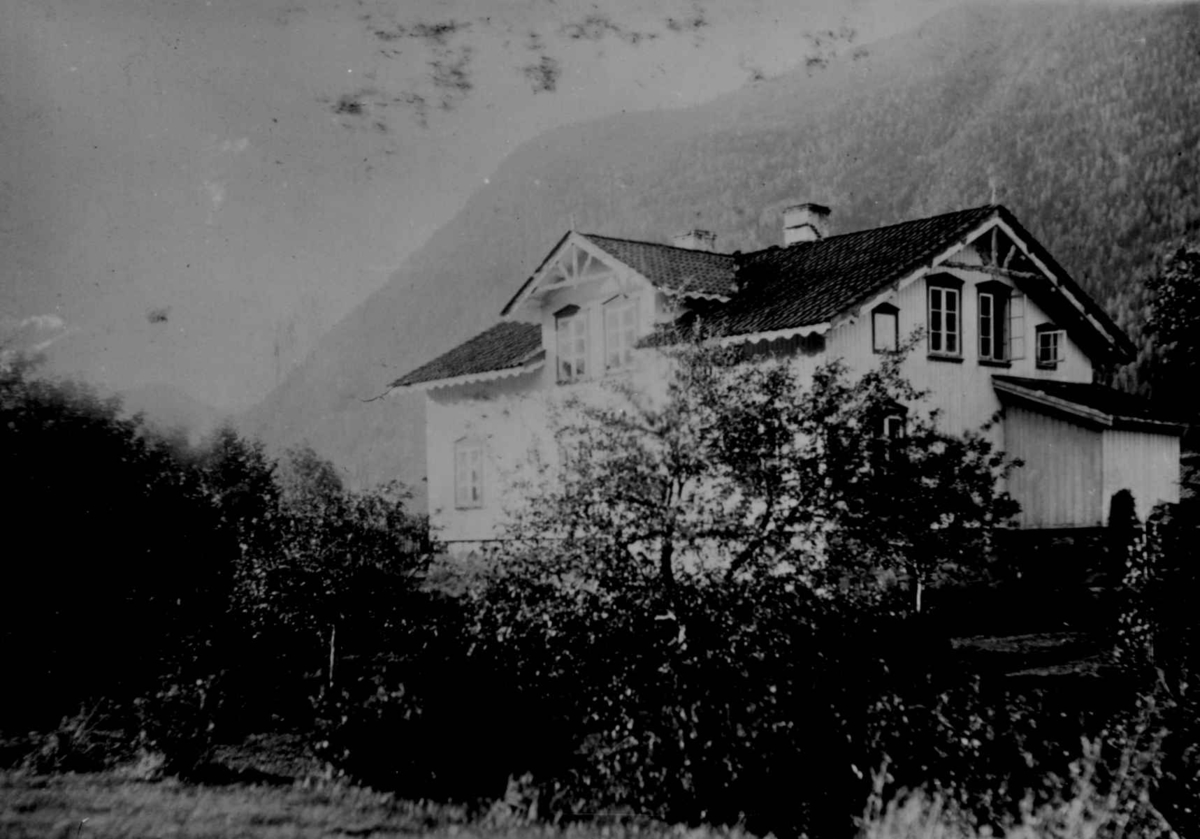 Ukjent, Fra en serie fotografier fra et album som har tilhørt folklorist og professor Moltke Moe (1859-1913), antatt fra 1880-årene med motiver fra Telemark.