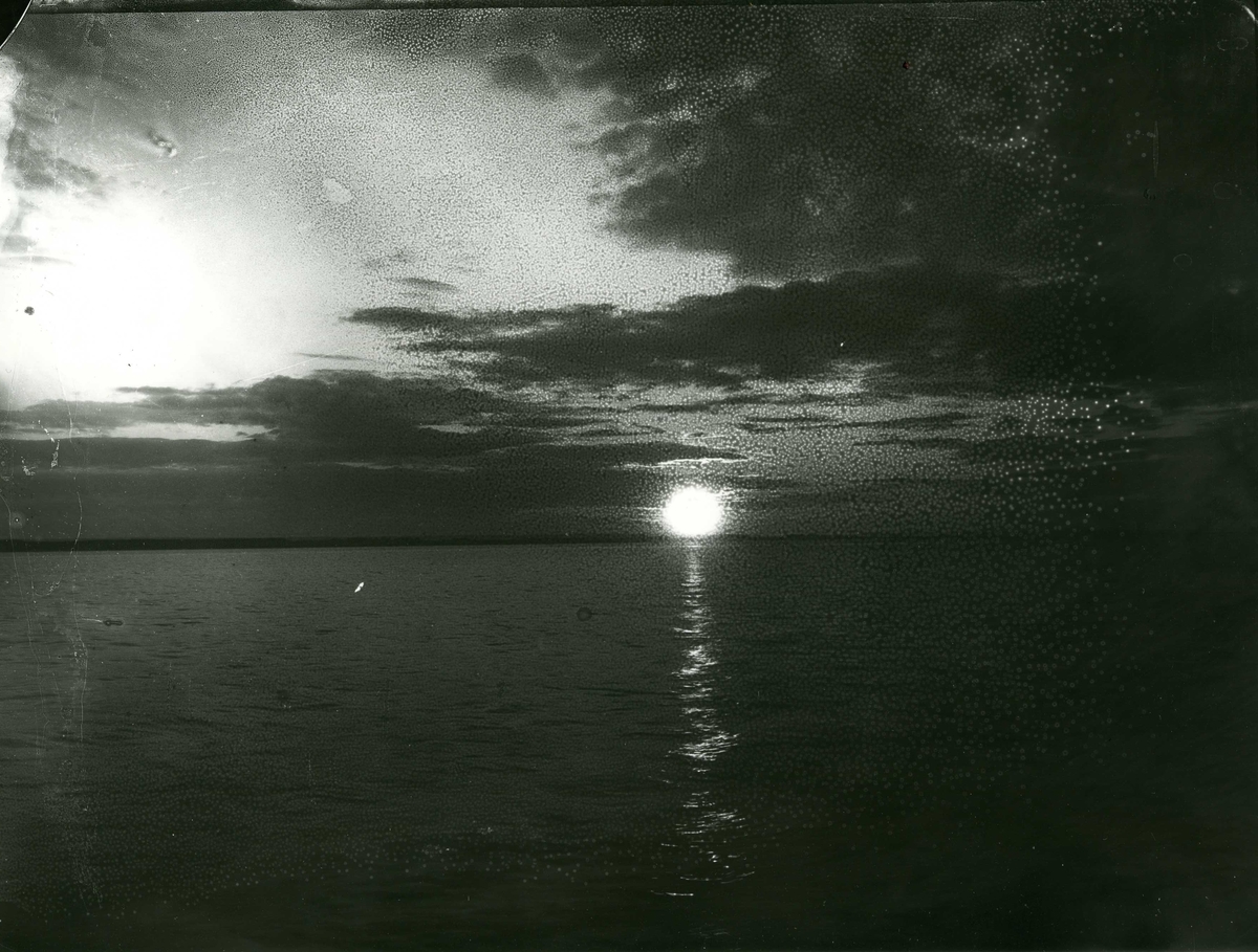 Calla Helena Sundbeck, Solnedgång över Vättern.