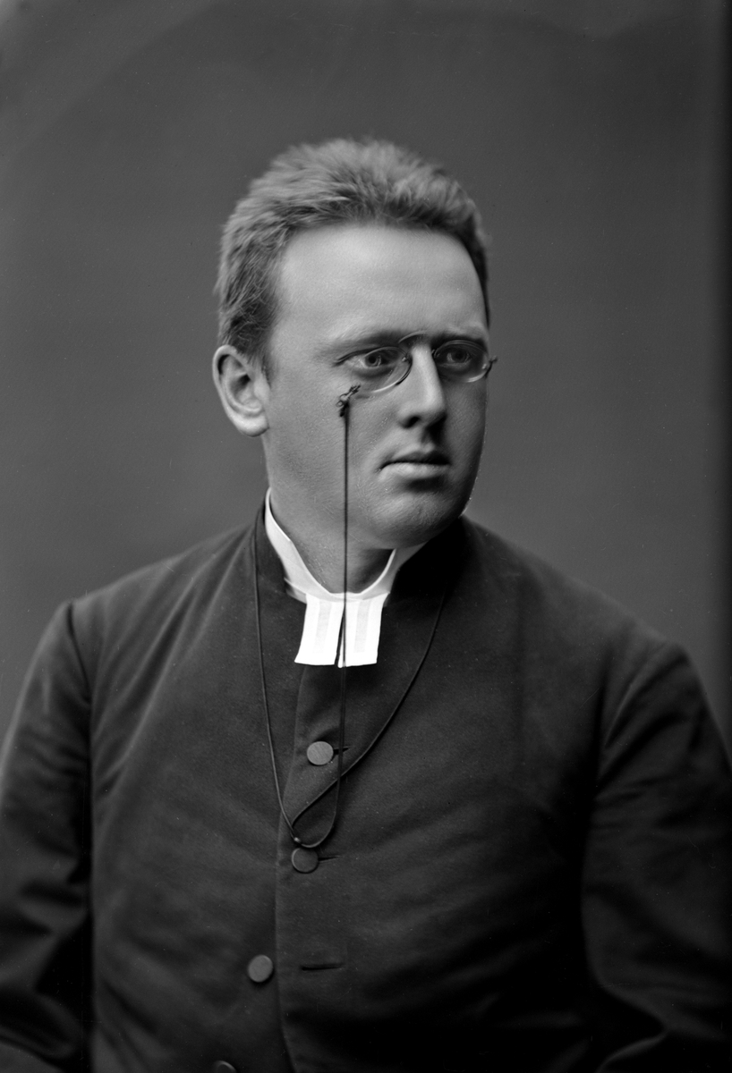 Maria Tesch, Porträtt Fotograferad i Maria Teschs ateljé som fanns i Linköping åren 1873 - 1936. Digitaliserad efter original glasnegativ som förvaras på Stiftsbiblioteket /Linköpings stadsbibliotek.