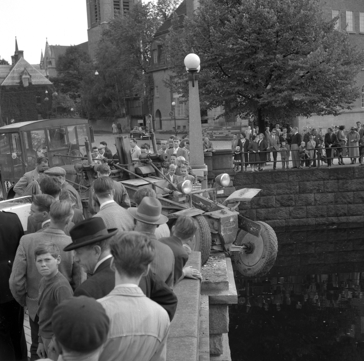Örebro Kuriren, Road scratch through Vasabron. September 6, 1955.