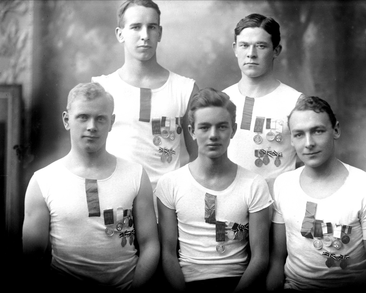 Gustav Borgen, Gruppeportrett, roere i Kristiania Roklubb. Menn med medaljer.