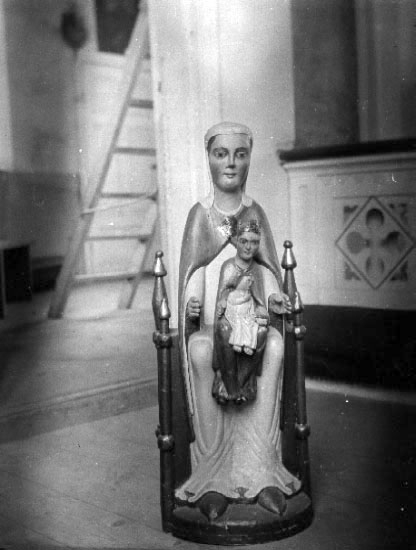 Hanna Rydh, Falköping. Kyrkan, portal. Arkeolog Hanna Rydh. Hanna Rydh, 1891-1964, var den första kvinnan som disputerade inom svensk arkeologi.