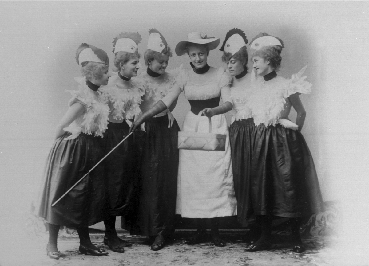 Gustav Borgen, Gruppeportrett, seks kvinner, utkledd som kyllinger. Kyllinggruppen. Dans, karneval eller teater.