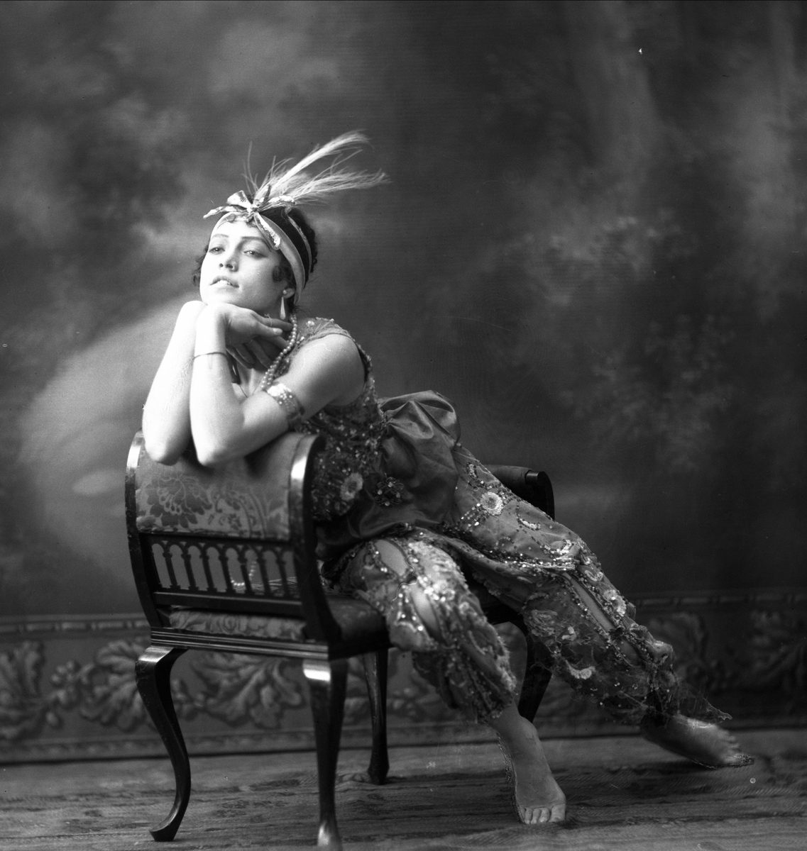 Gustav Borgen, Eksotisk danser sittende i kostyme.