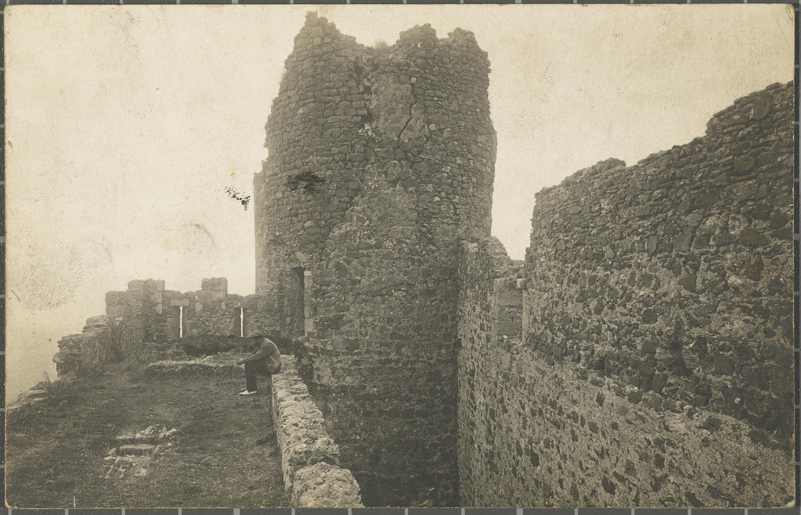Desconegut, Montsoliu Castle (high 640m)