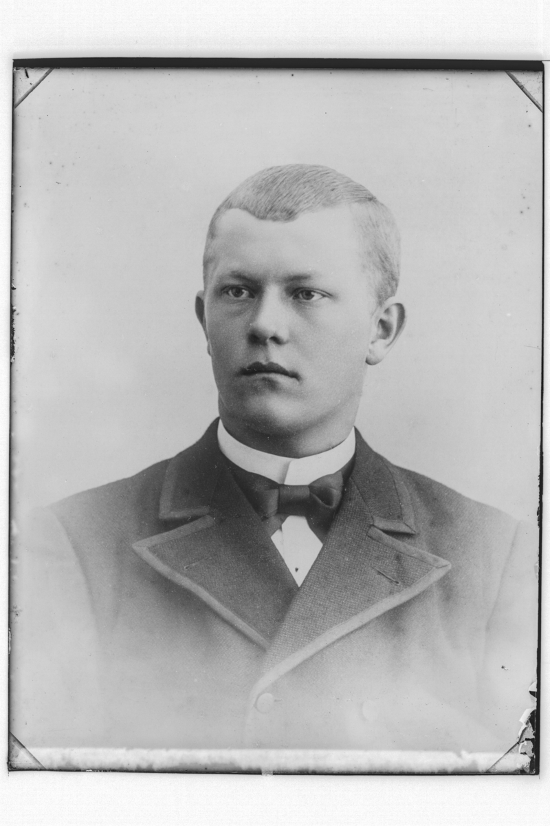 Samuel Lindskog, En ung man, bröstbild. Axel Medin.