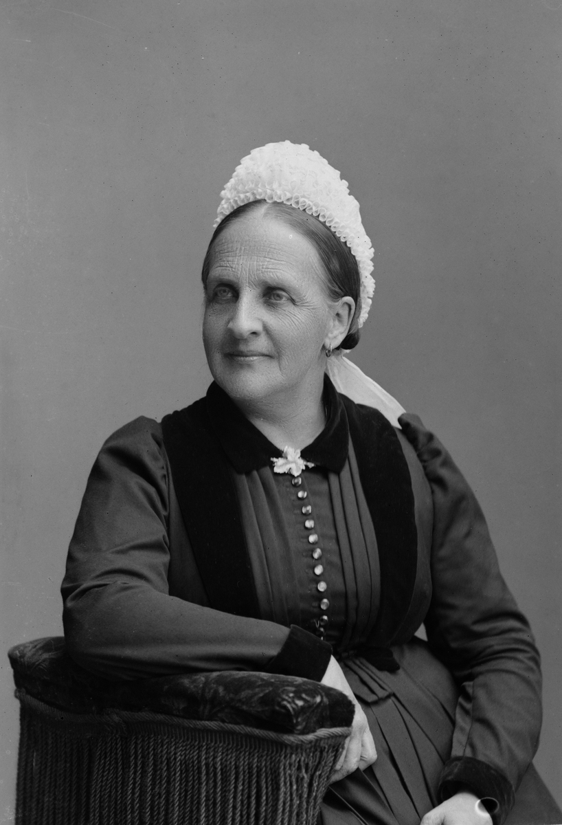Maria Tesch, Porträtt. Porträttbild från Maria Teschs ateljé. Foto: Maria Tesch. Fotograferad i Maria Teschs ateljé som fanns i Linköping åren 1873 - 1936. Digitaliserad efter original glasnegativ som förvaras på Stiftsbiblioteket /Linköpings stadsbibliotek.