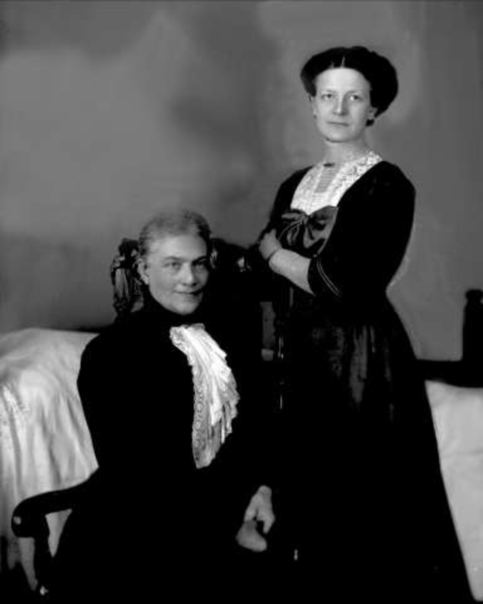 Gustav Borgen, Gruppeportrett, mor og datter. Fru C. W. Berg og datter (?)