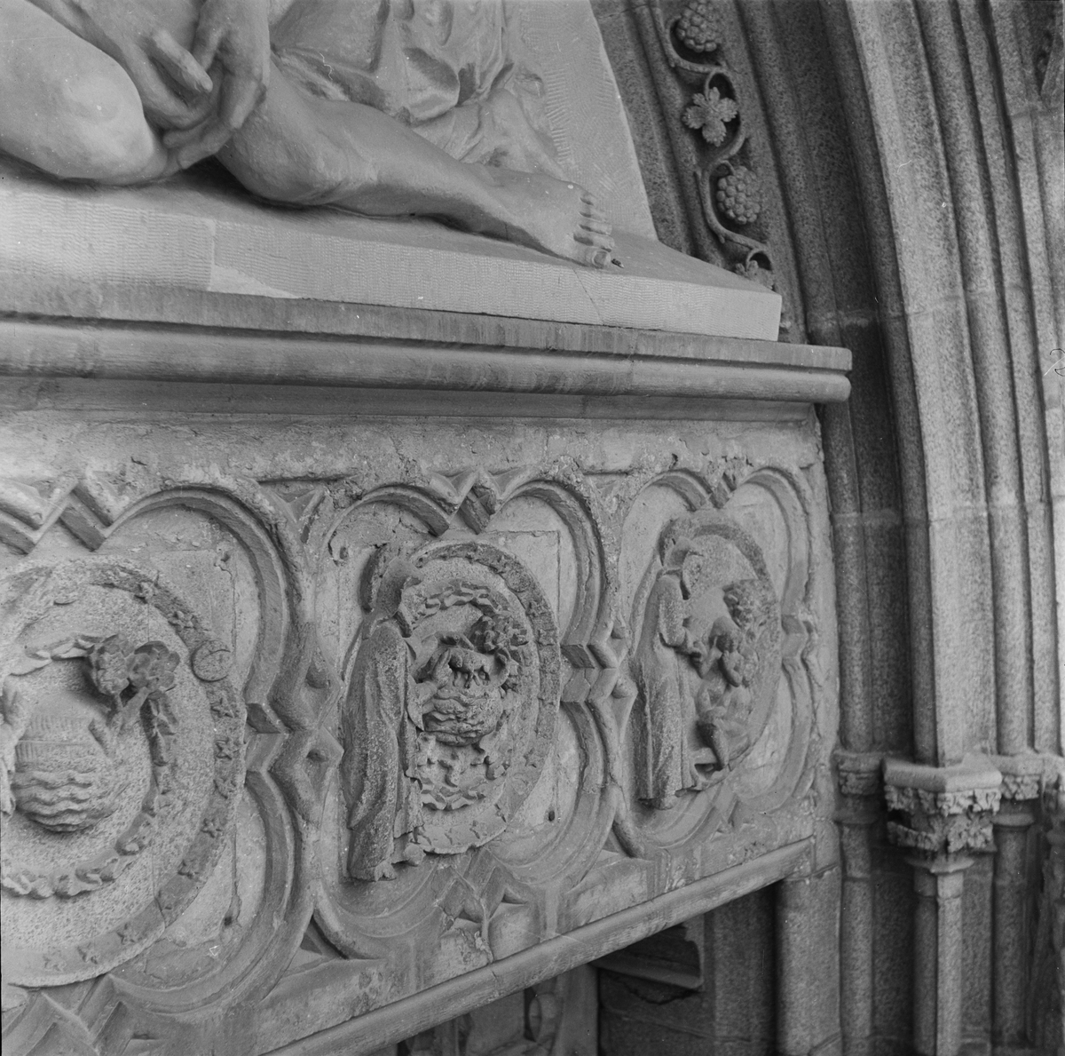Gunnar Sundgren, Detalj av relief i Uppsala domkyrka, Fjärdingen, Uppsala