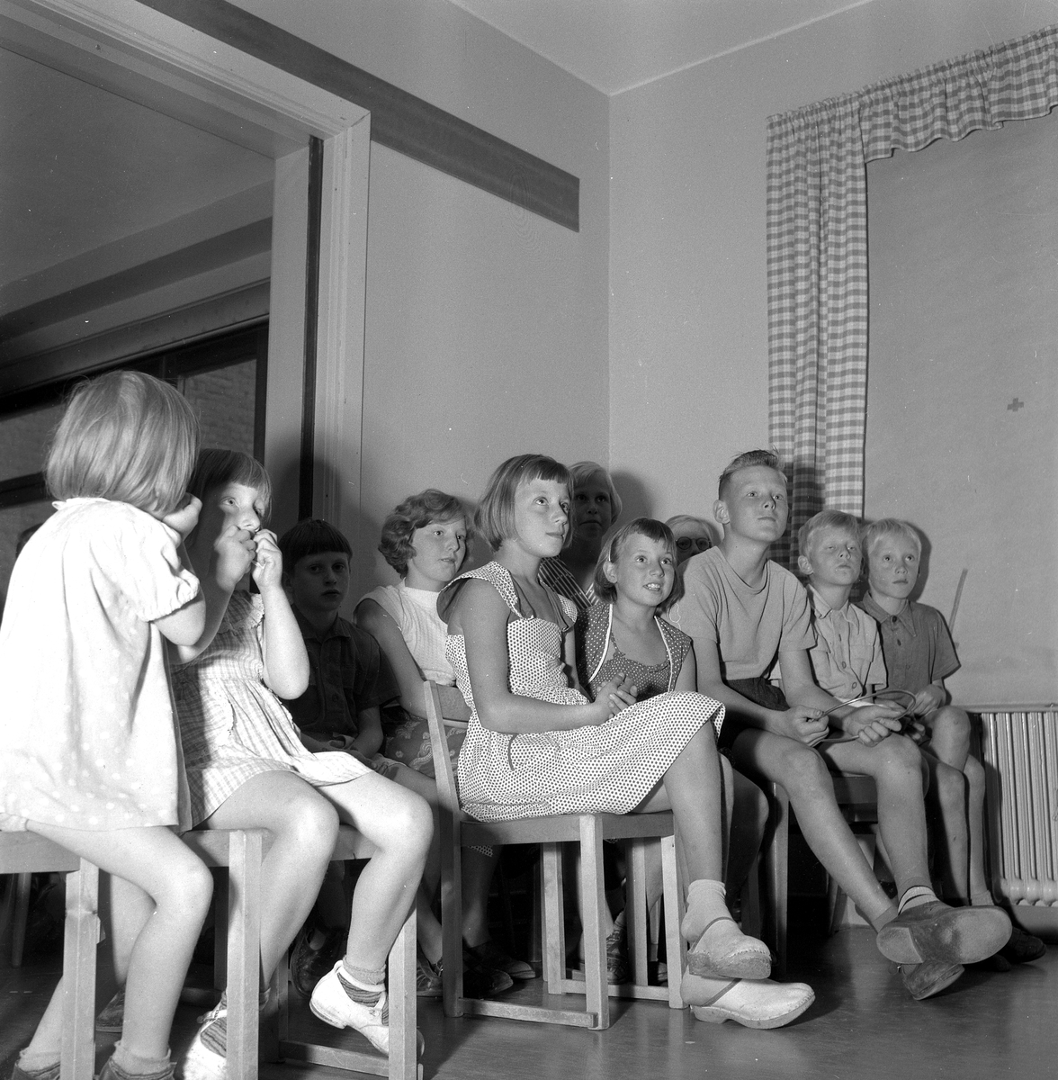 Örebro Kuriren, Kul på barnhem, trolleriföreställning. Augusti 1956.