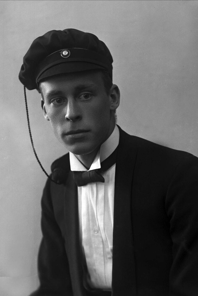Gustav Borgen, Portrett, mann med studentlue. Student Sigvald Petlund.
