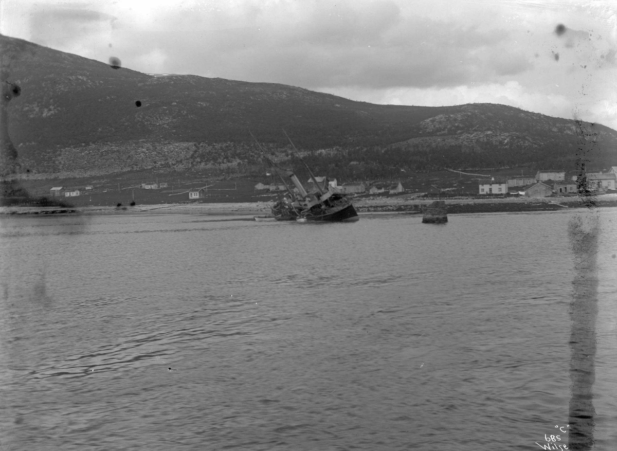 Anders Beer Wilse, Svensk kanonbåt HMS 'Svensksund' grunnstøtt i Tjeldsundet, 1908.