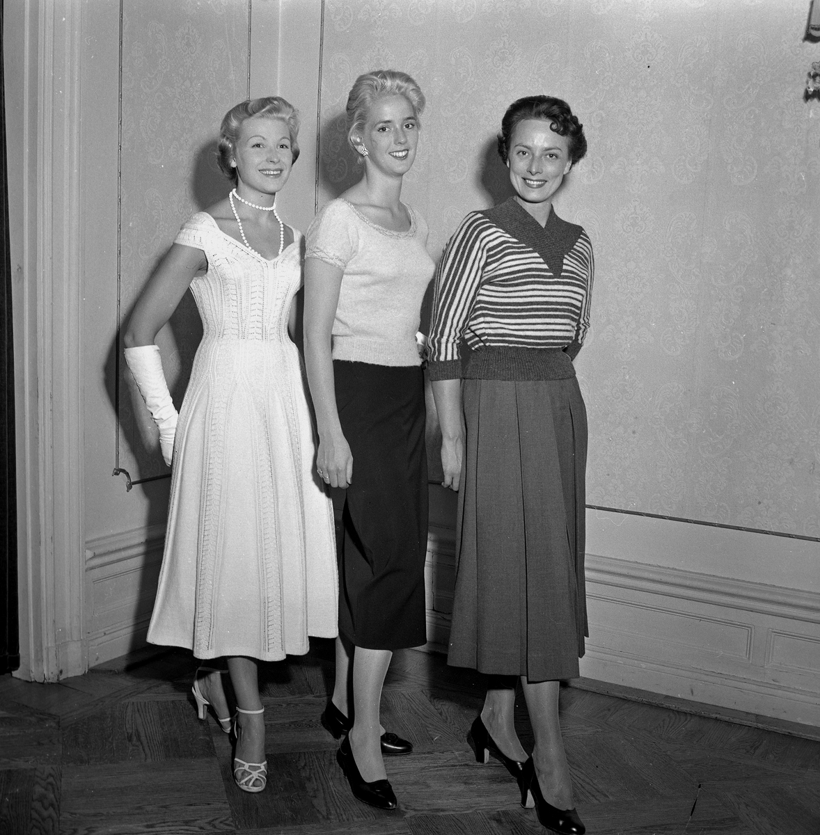 Örebro Kuriren, Mannekänger i "stickat". 16 september 1955.
