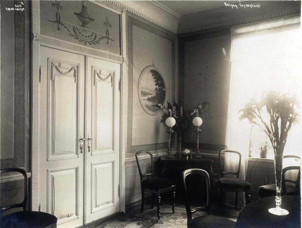 Anders Beer Wilse, Stuens interiør, Frydenlund, Bergen, Hordaland. Fotografert 1912.