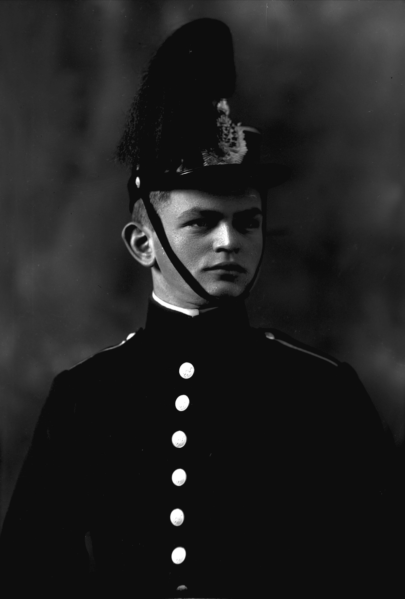 Gustav Borgen, Portrett, mann i kadettuniform.