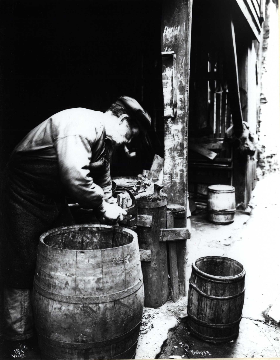 Anders Beer Wilse, Tønnemaker (bøkker) i Bergen, antagelig 1912.
