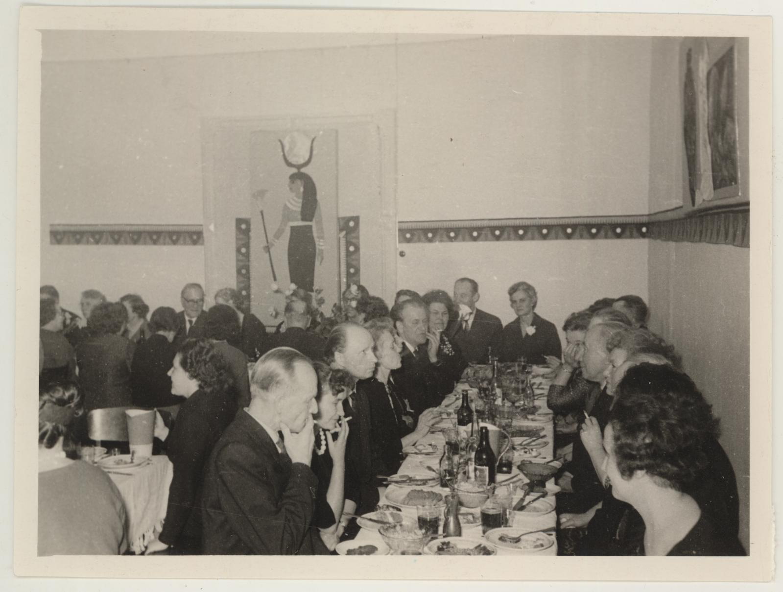 Tuui (seosisik) Koort, Peavarahoidja Tui Koorti 50. a. juubeli tähistamine 12. apr. 1964. Peolauas.
