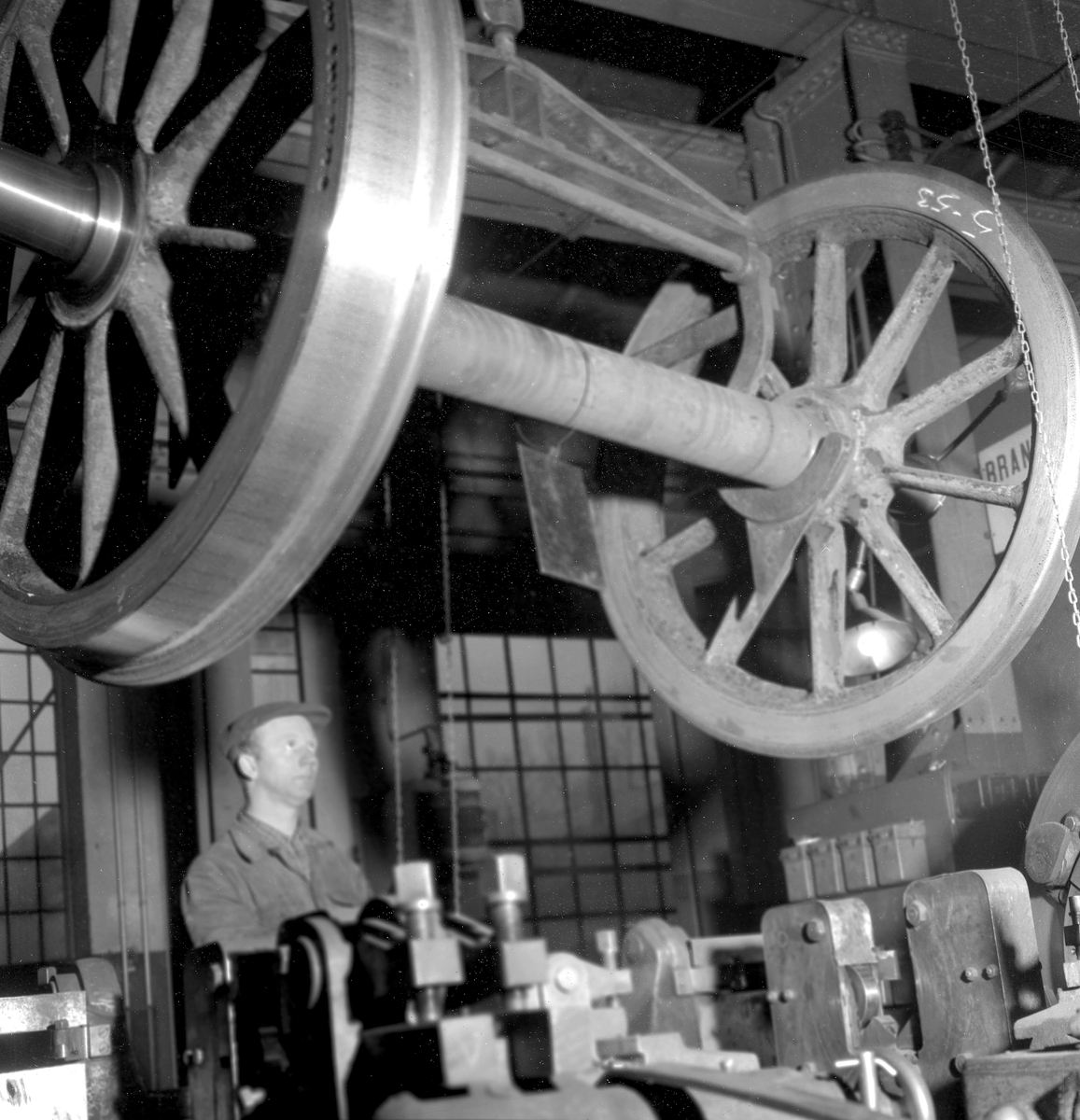 Örebro Kuriren, CV Centralverkstäderna i Örebro. Bildsidan. 13 november 1955.