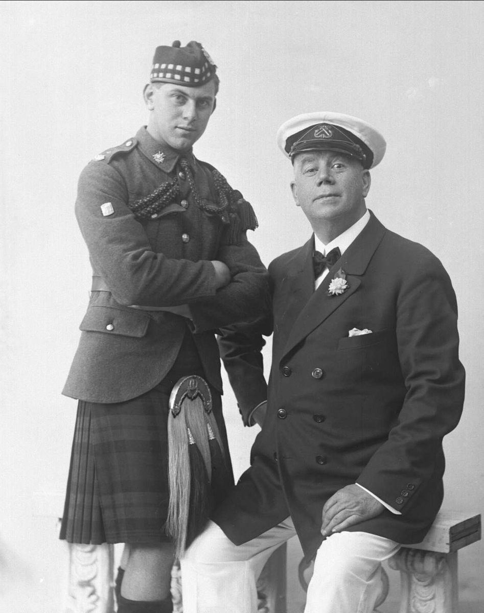 Gustav Borgen, Gruppeportrett, ung og eldre soldat i militære uniformer med kilt.