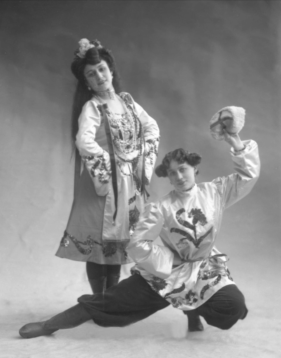 Gustav Borgen, Gruppeportrett, to unge kvinner. Dansere, Anita og Maria.