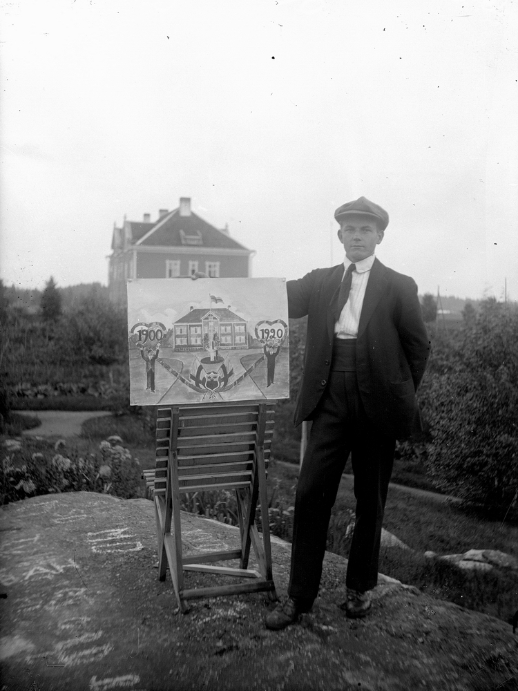 Anna Wilhelmina Hedström, Skolkoloni, 1920-talet. En man med en tavla (målning). Josef Grankvists plåtar.