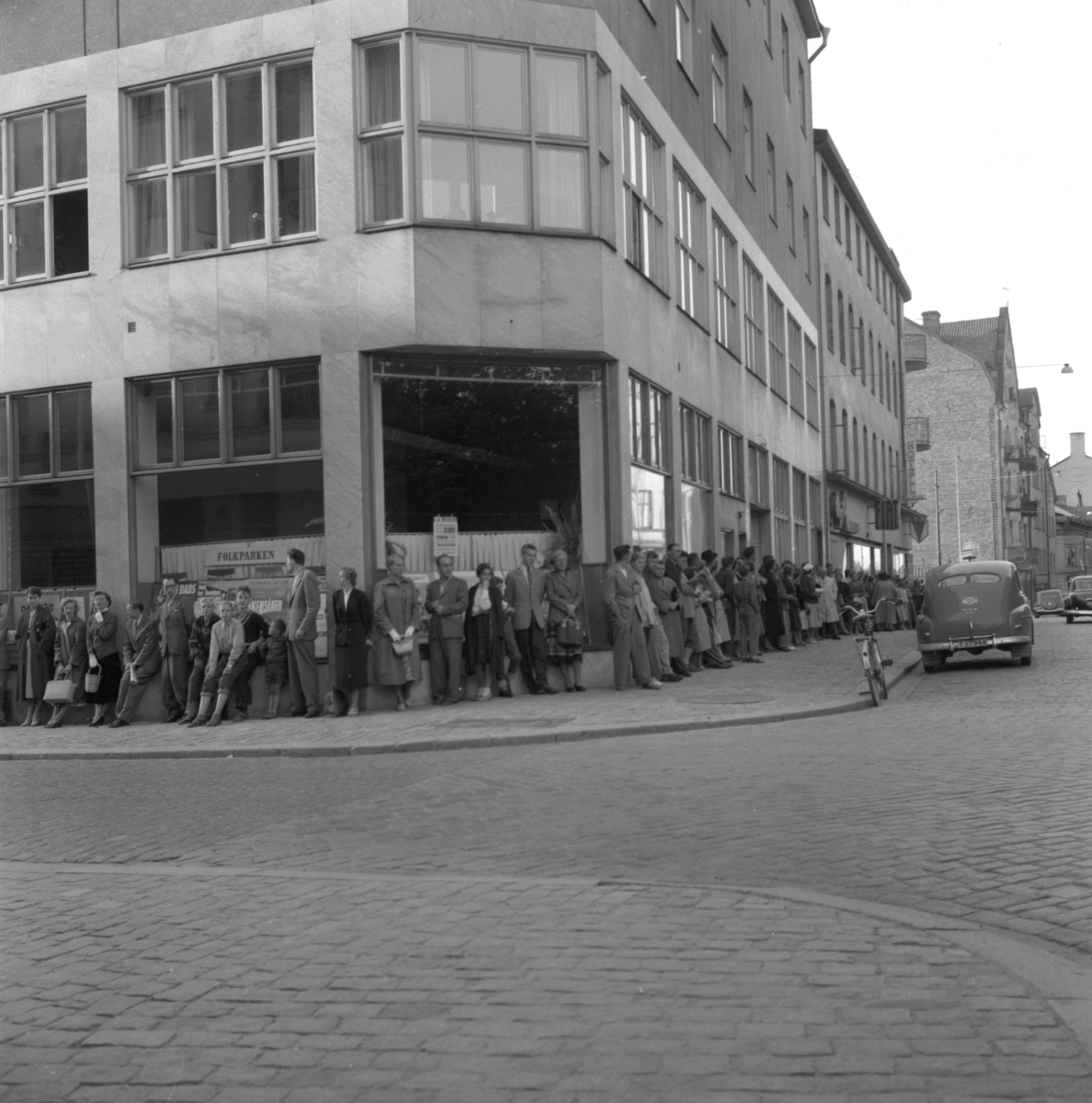 Örebro Kuriren, Biljettkö utanför Örebro Kuriren. 21 augusti 1955