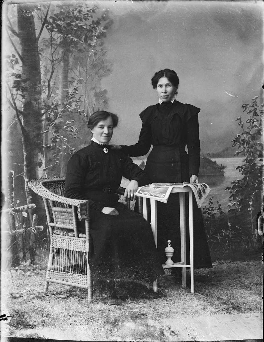 Skötsner-Edhlund, Ateljéporträtt - två kvinnor, Östhammar, Uppland