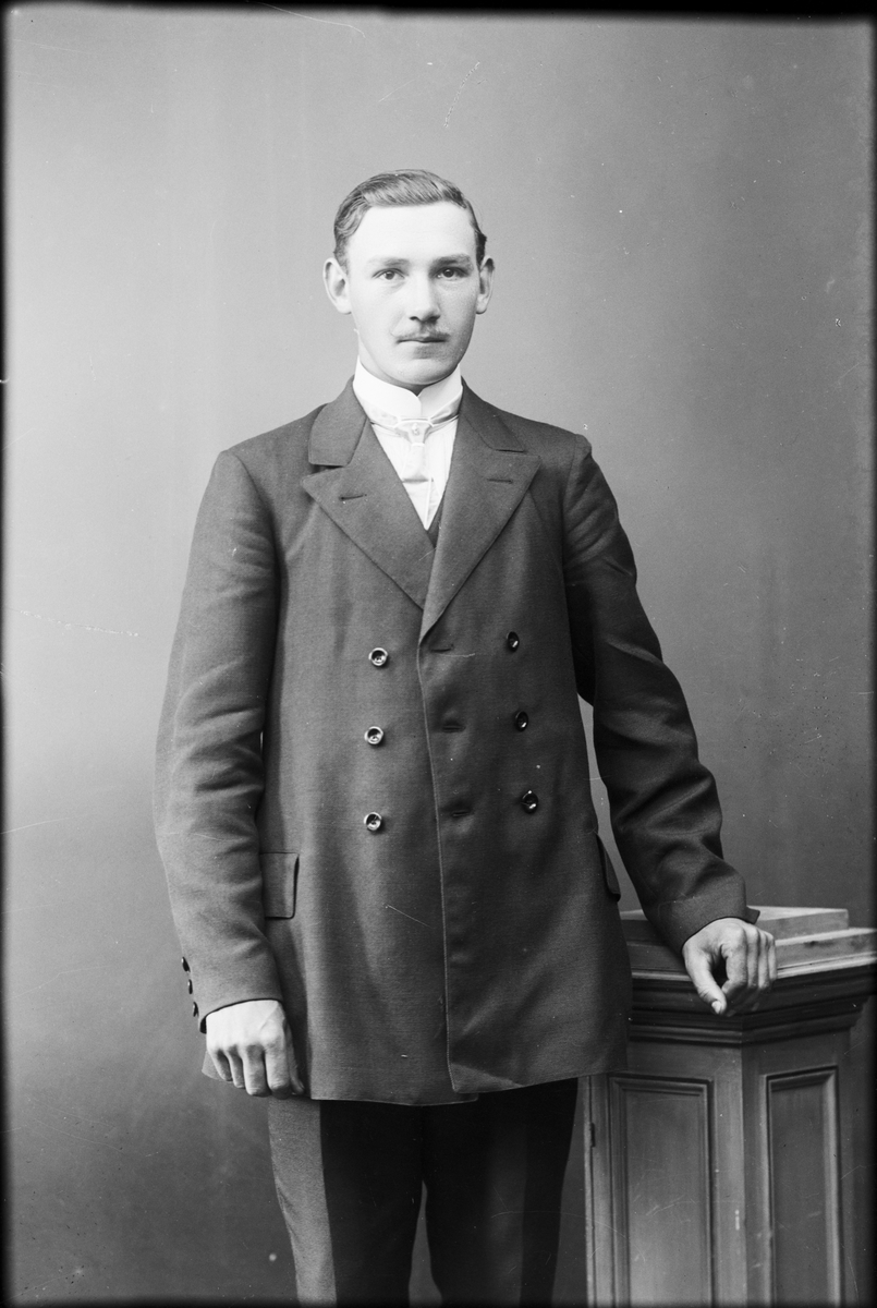 Skötsner-Edhlund, Ateljé Portrait - Man, Östhammar, Uppland