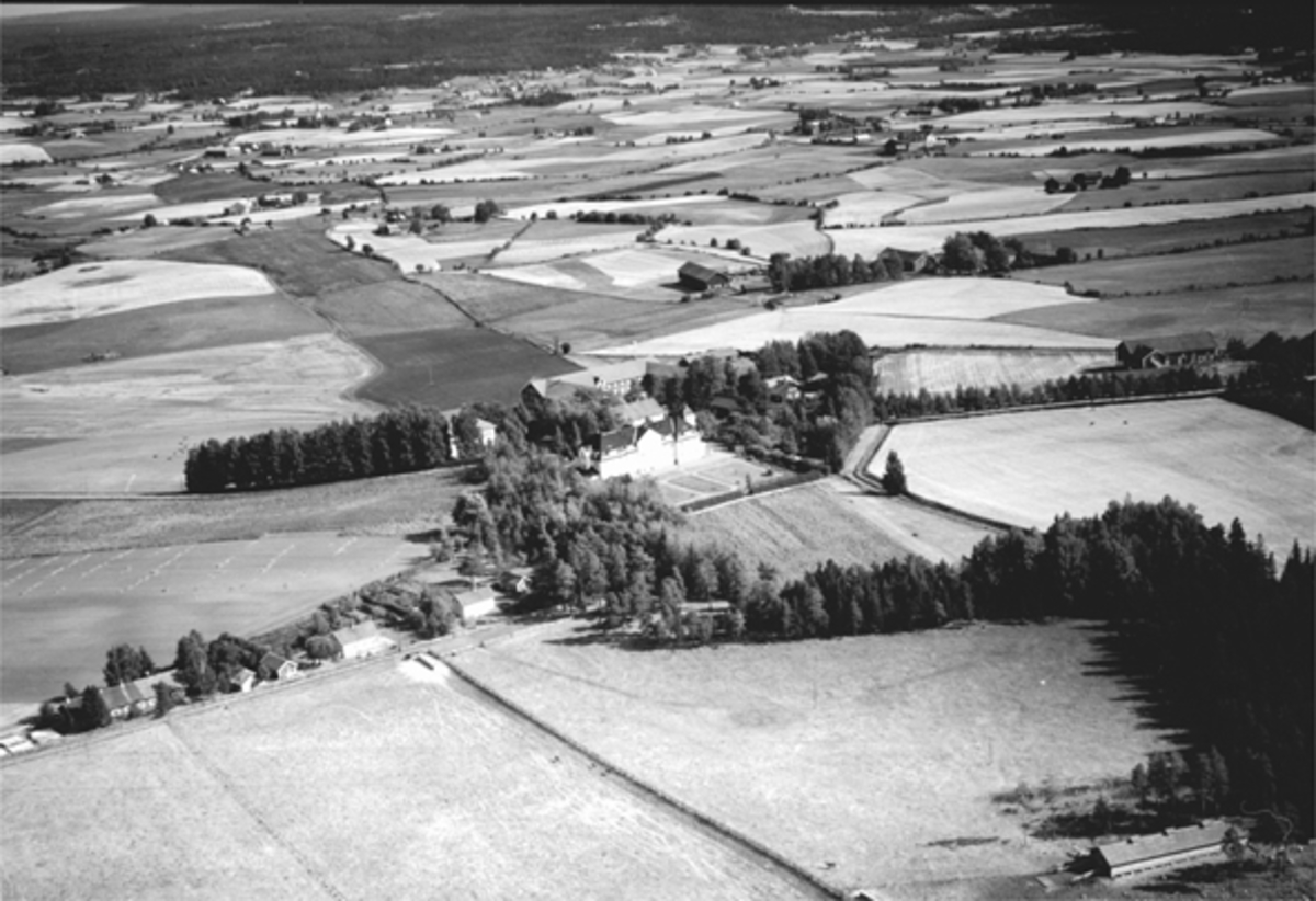 Widerøes Flyveselskap A/S, JØNSBERG LANDBRUKSSKOLE, FLYFOTO