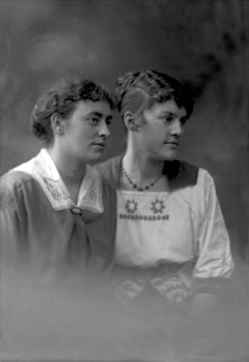 Gustav Borgen, Gruppeportrett, to kvinner. Frøken (lærplastikk) Johannesen.