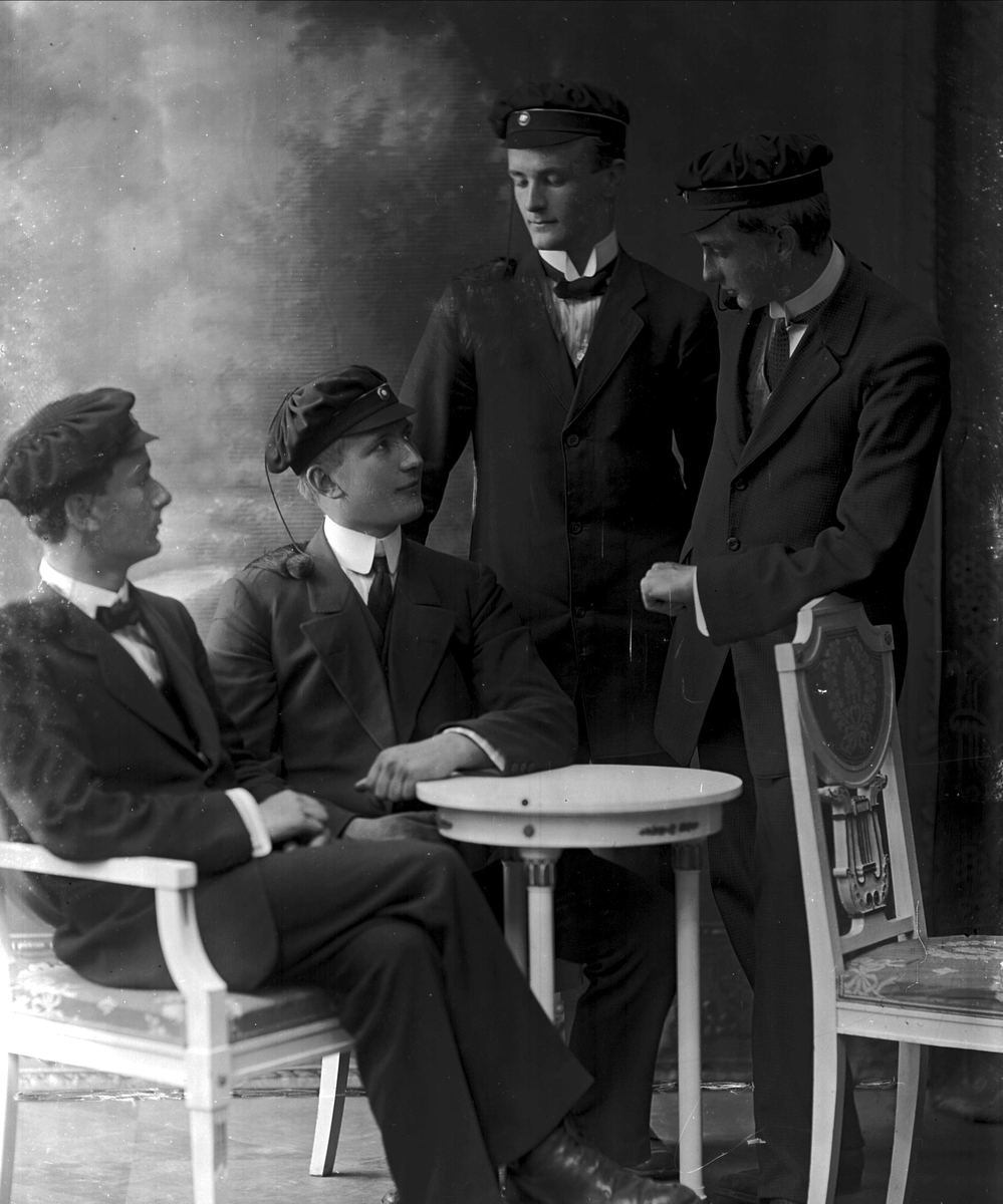 Gustav Borgen, Gruppeportrett, fire menn med studentluer. Oliver Møystad.