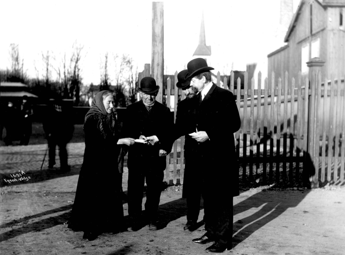 Anders Beer Wilse, Stortingsvalg, muligens Drammen, Buskerud, 1909. Ved dette valget kunne kvinner fra borgerskapet og middelklassen avgi stemme for første gang.