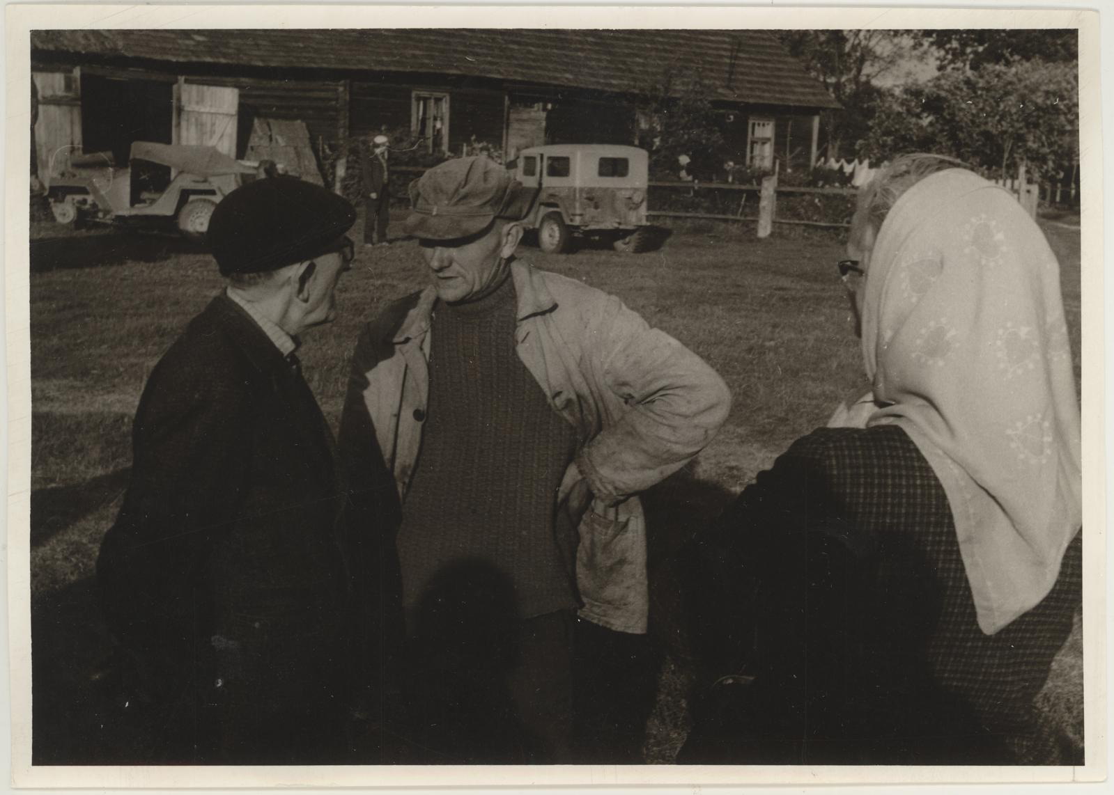 Tuui (kujutatu) Koort, Excursion of museum workers to the residence of the parents of the painter Johann Köler in the district of Viljand, Lubya Island 08.09.1969. Voldemar Erm talks with relatives of Johann Köler in the yard of the Lubjaar farm.