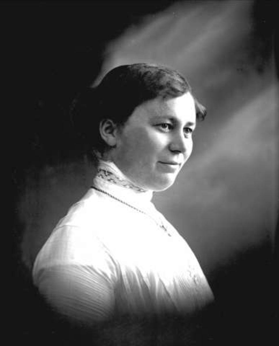 Gustav Borgen, Portrett, kvinne i lys drakt. Fru konstabel Pedersen.