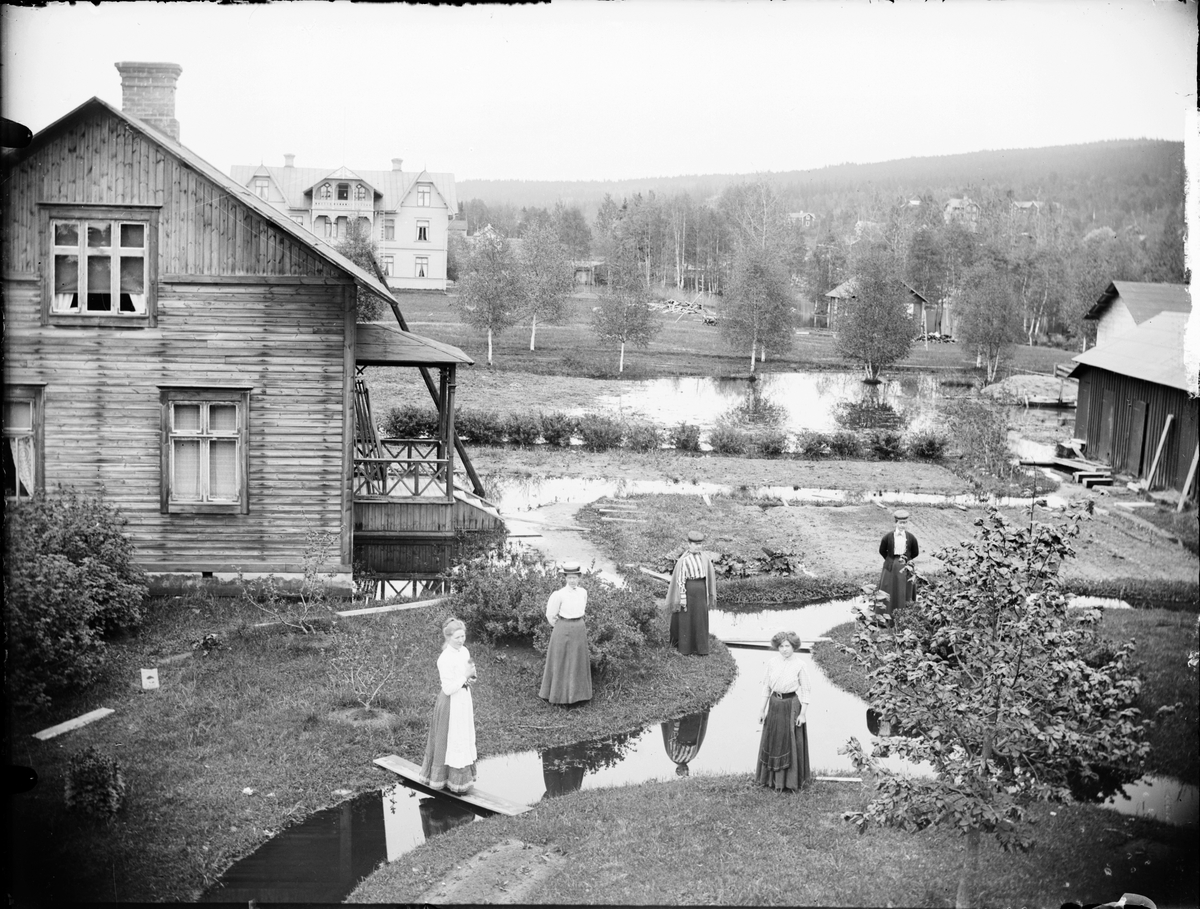 Skötsner-Edhlund, Översvämning, kvinnor utanför hus tillhörande Brunzells Pensionat, Rättvik, Dalarna 1909